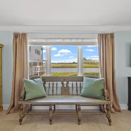 Hosta Cottage - Beautiful, Waterfront, Luxury